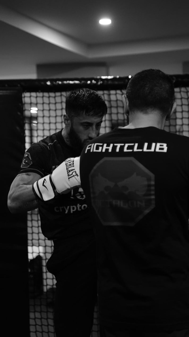 Boks eldivenli sporcu, sırtında FIGHTCLUB yazısı, siyah beyaz