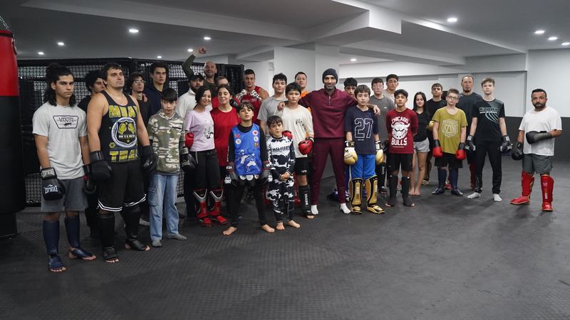 Octagon Fight Club takımı salonda, çocuklar ve yetişkinler