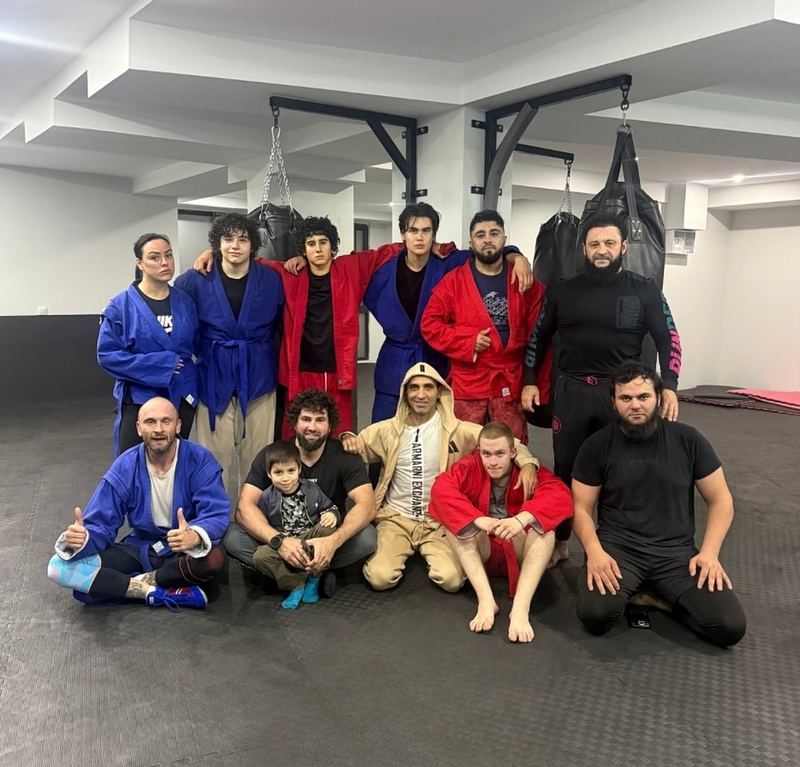Sambo ceketli takımın grup fotoğrafı