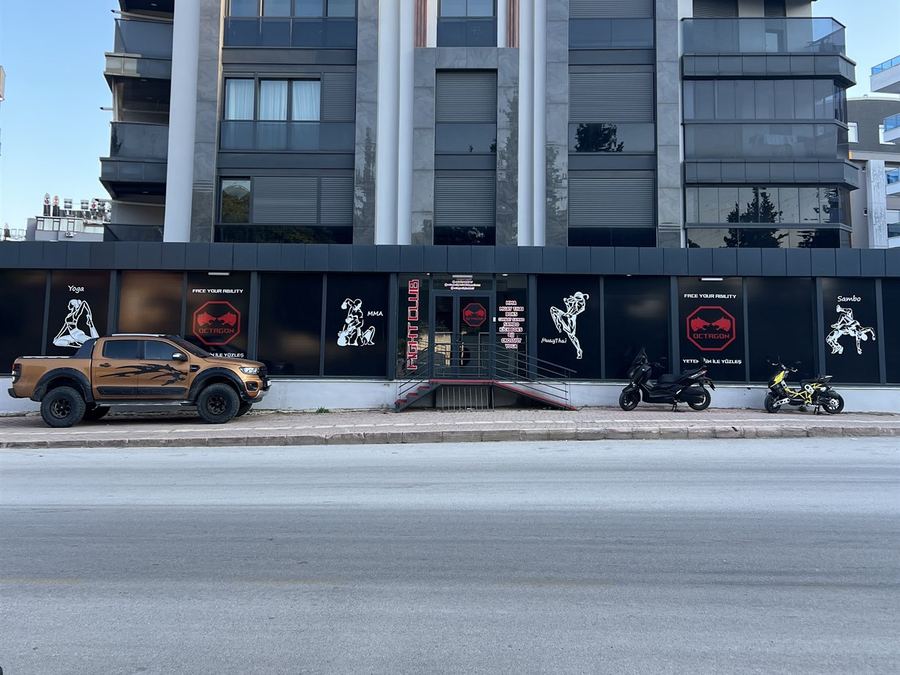 Konyaaltı'ndaki salon girişi